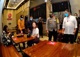 Plt Wali Kota Surabaya Wisnu Sakti Buana sidak PPKM (sumber: facebook @HumasPemkotSurabaya)